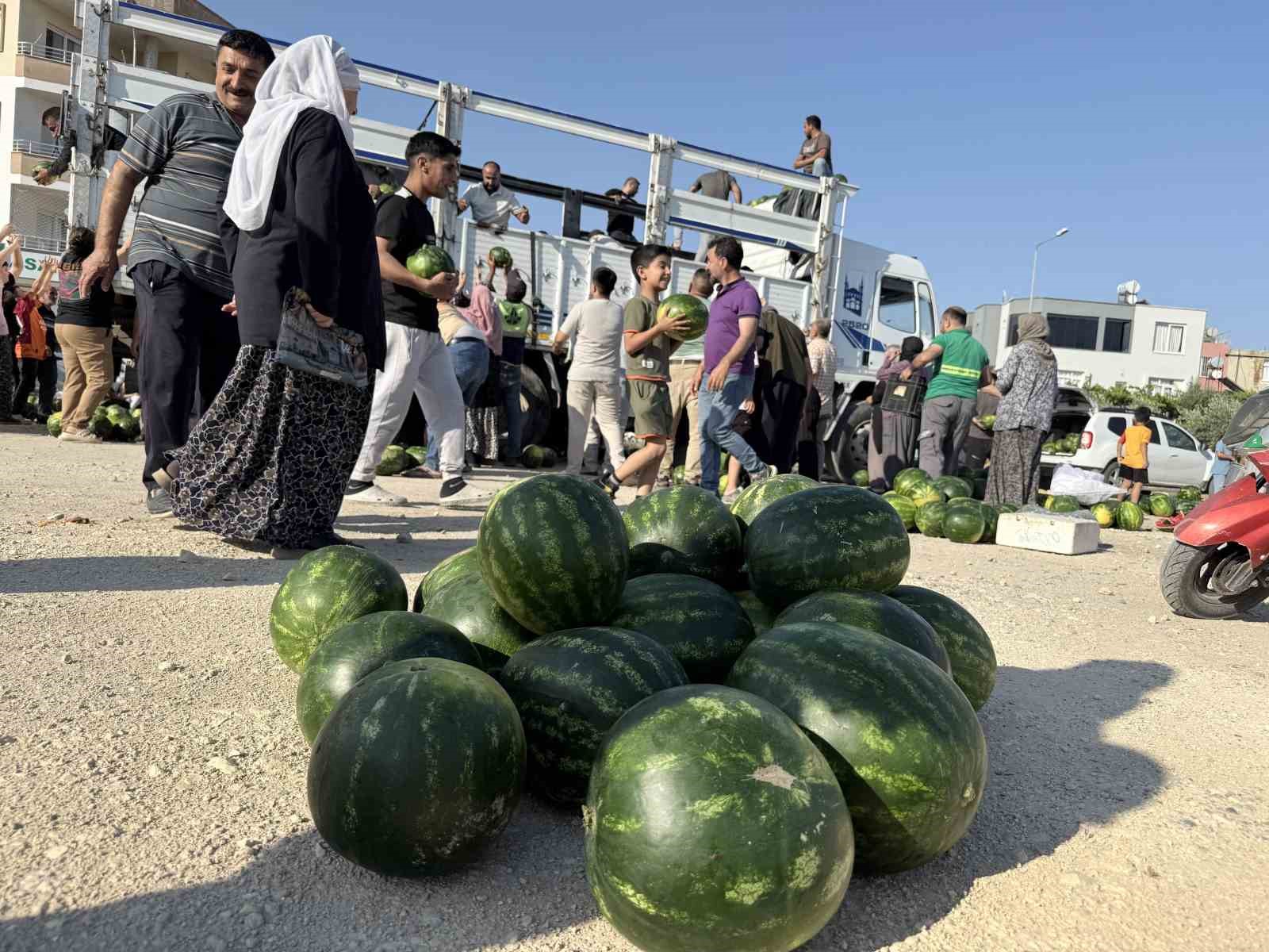 Hayırsever, 2 kamyon karpuz dağıttı