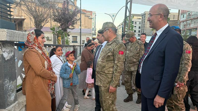 Orgeneral Tokel, Yüksekova'da esnafı ziyaret ettiKara Kuvvetleri Komutanı Orgeneral Metin Tokel, çeşitli ziyaretlerde bulunmak üzere geldiği Hakkari'nin Yüksekova ilçesinde esnafı ziyaret ederken, karşılaştığı vatandaşlarla da ayaküstü sohbet etti.