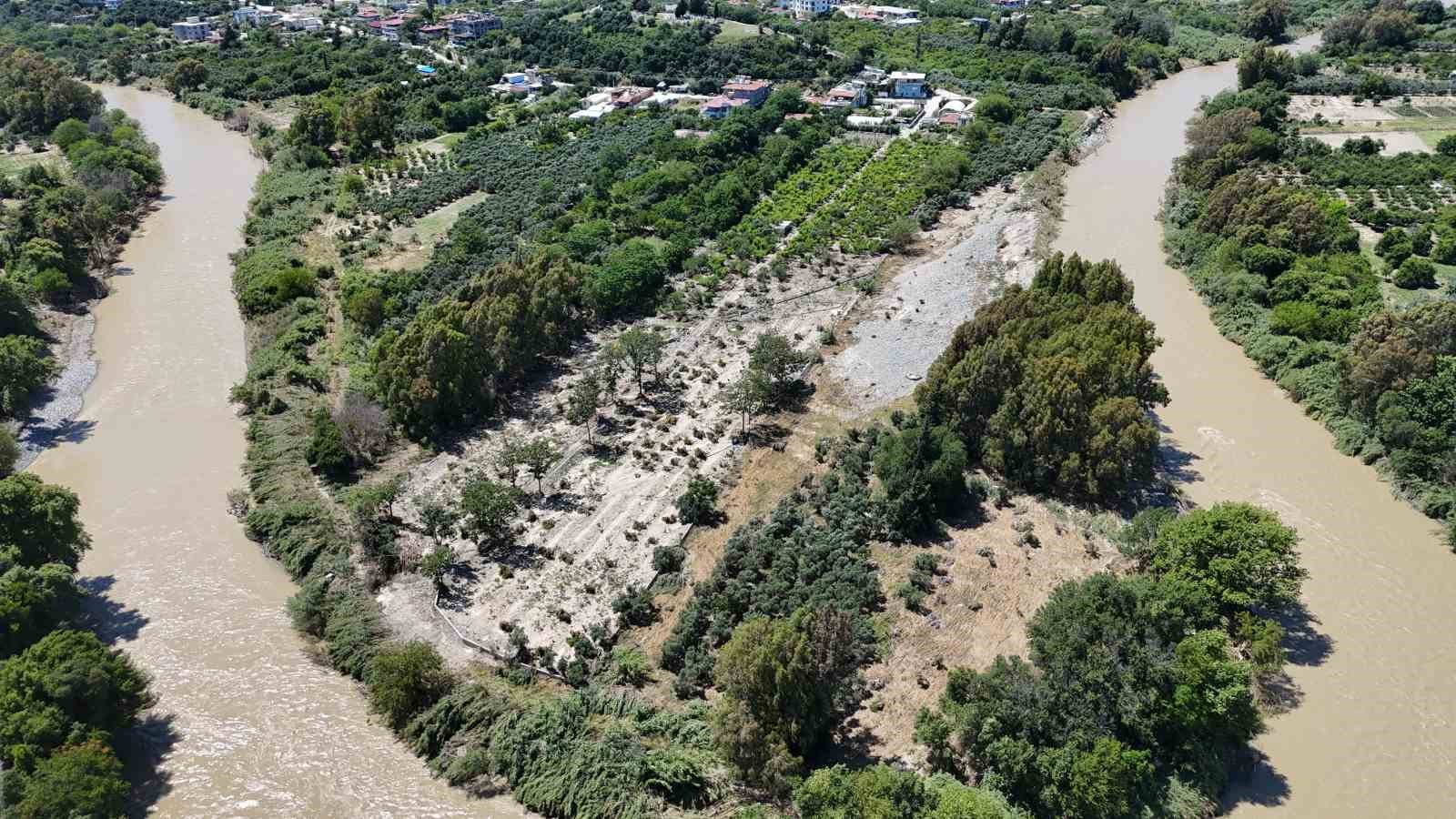 Aşırı yağışlarla debisi artan Asi Nehri’nden gelen taş yığınları, onlarca tarım arazisine zarar verdi