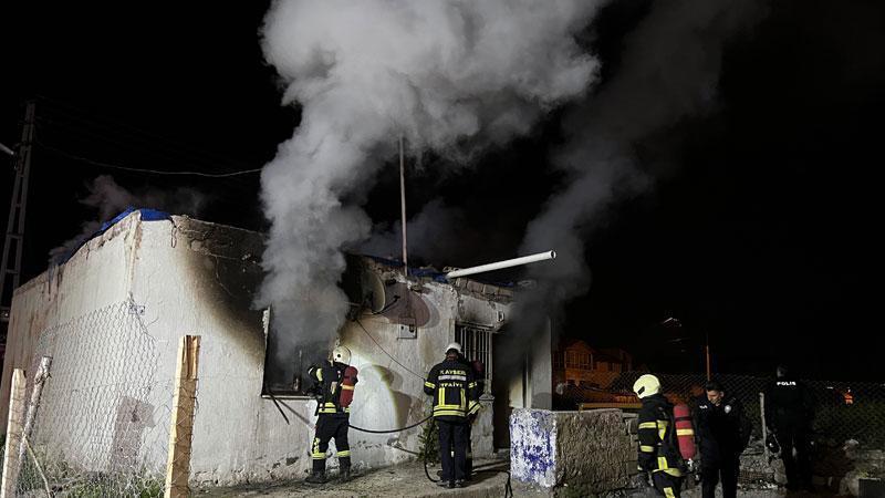 Kayseri’de metruk evde çıkan yangın söndürüldüKayseri’nin Kocasinan ilçesinde tek katlı metruk evde çıkan yangın, itfaiye ekiplerinin müdahalesiyle söndürüldü.