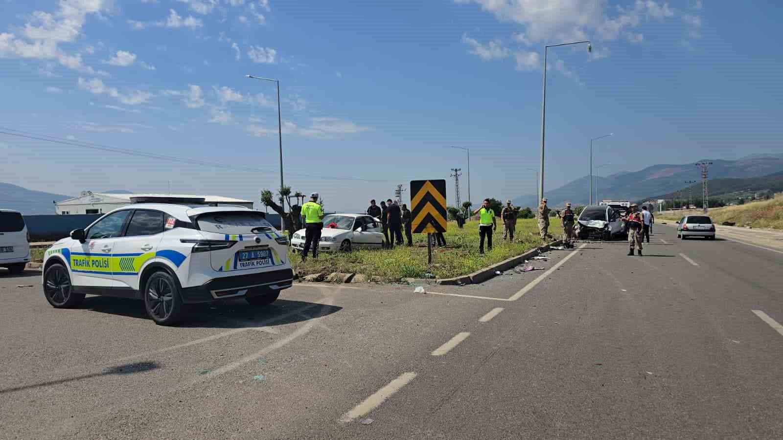Gaziantep’te 2 otomobil kavşakta çarpıştı: 1 yaralı