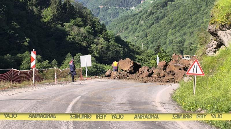 Trabzon-Bayburt kara yolu heyelan nedeniyle ulaşıma kapandıTrabzon-Bayburt kara yolu meydana gelen heyelan nedeniyle çift yönlü ulaşıma kapandı.