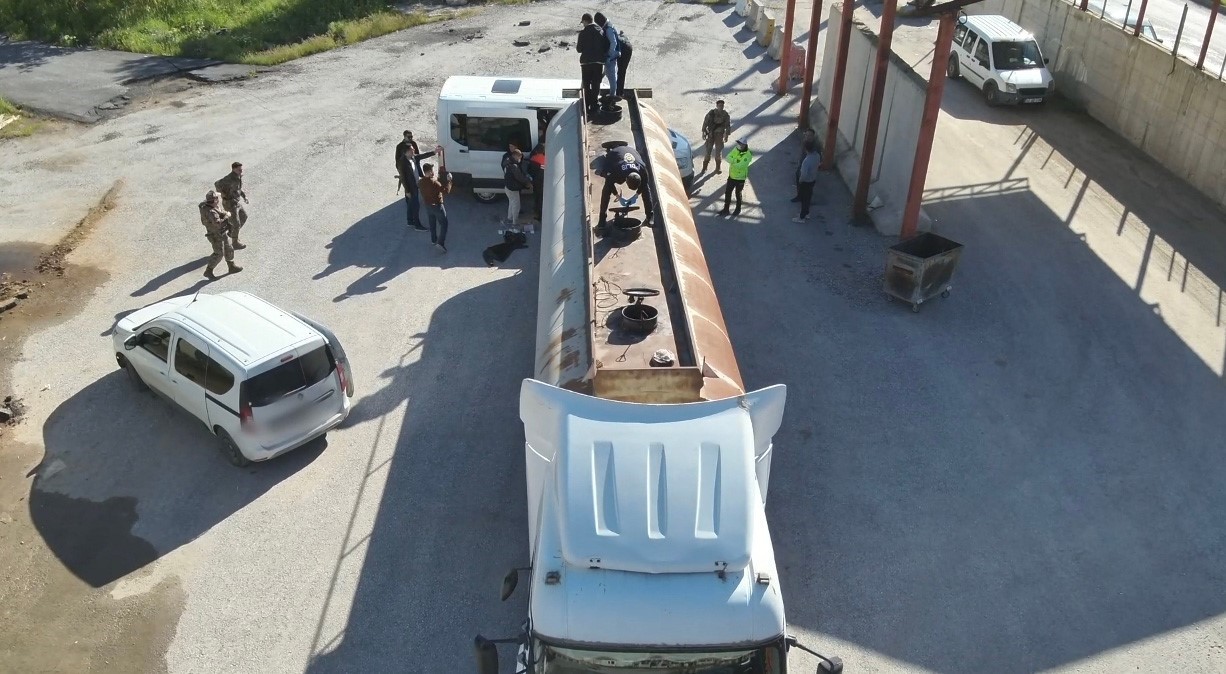 Bitlis’te yakıt tankerinin içinde 30 kaçak göçmen yakalandı
