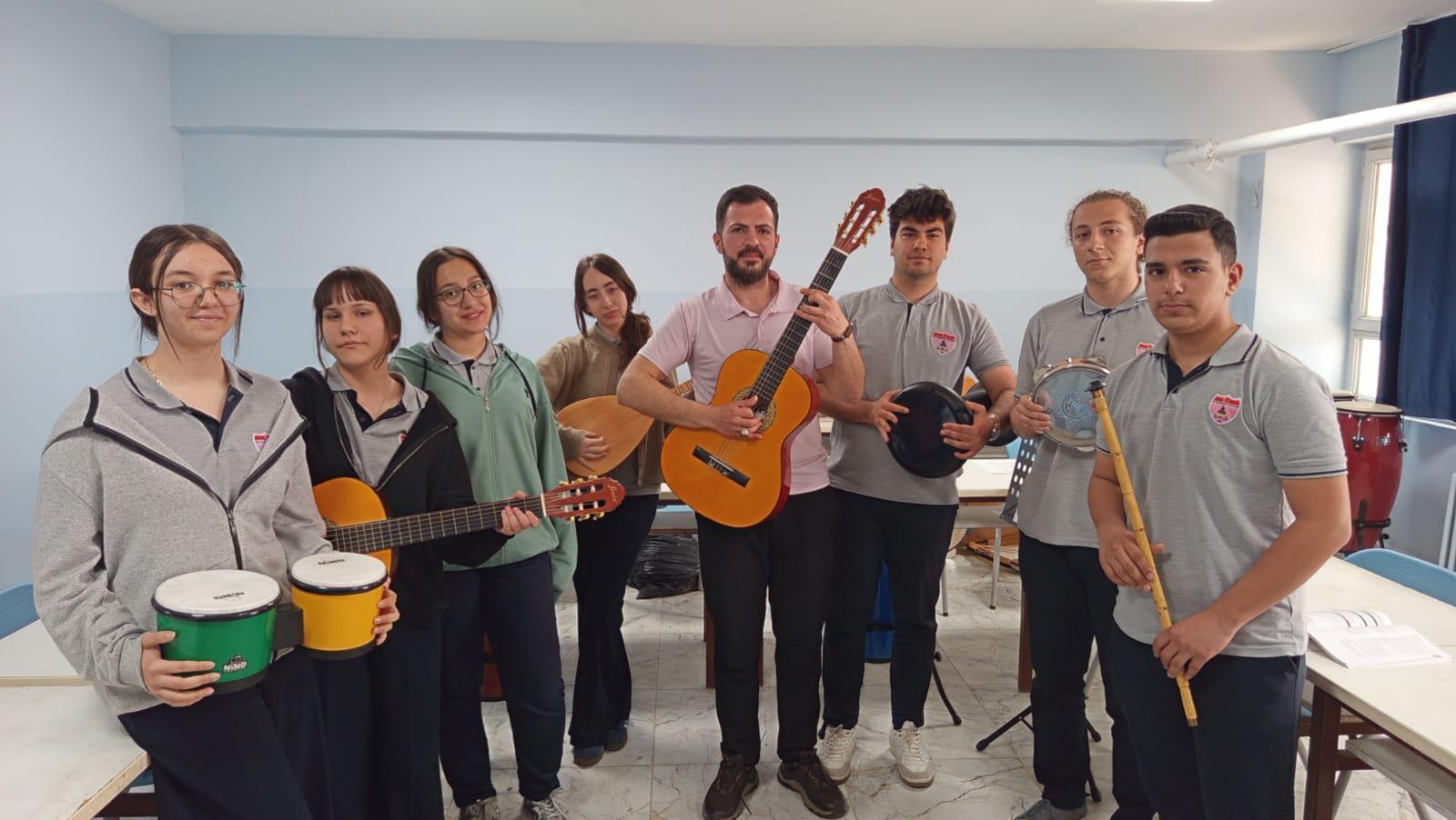 Öğrenciler koro kurdu, farklı kültürleri müzikle buluşturuyorlarHatay'ın Reyhanlı ilçesinde, İsmet Ayşe Behzatoğlu Anadolu Lisesi’nde öğrencilerden oluşan koro, farklı kültürleri müzik aracılığıyla buluşturduğu özel bir çalışmaya imza attı.