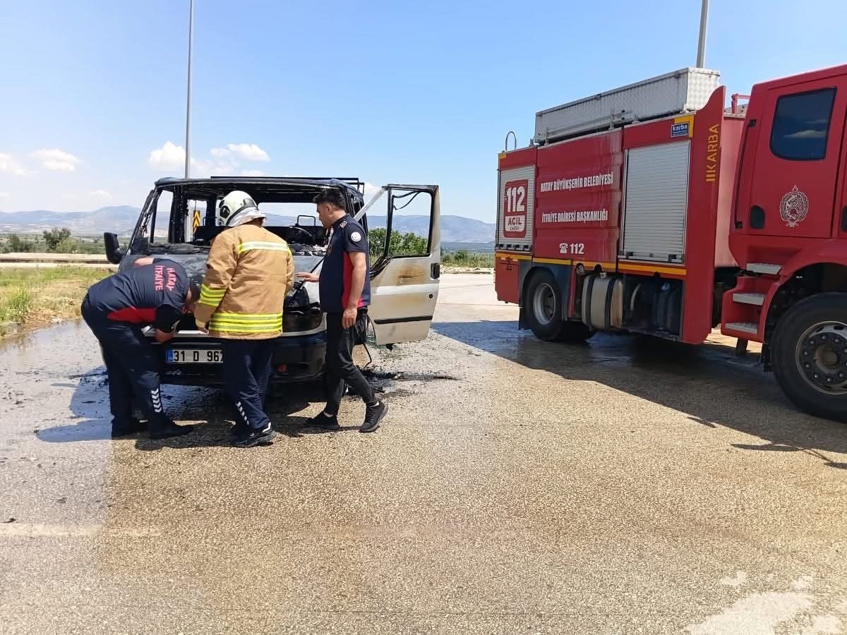 Hassa’da yanan minibüs kullanılmaz hale geldi