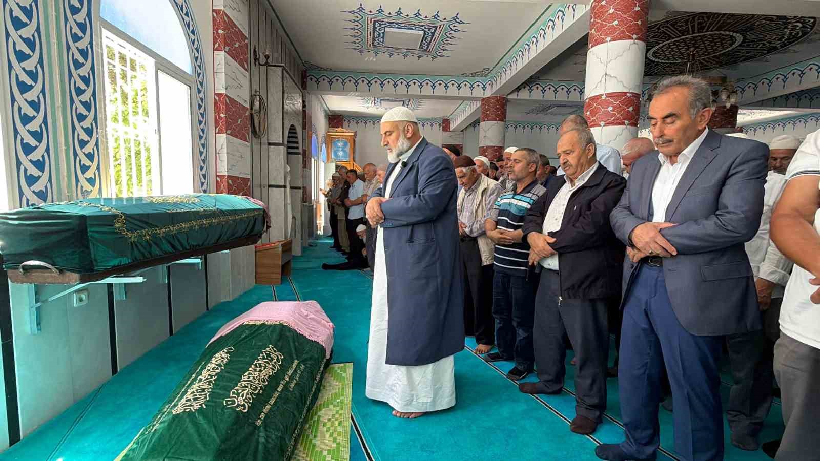 Denizli’deki otobüs faciasında hayatını kaybeden anne ve kızı İzmir’de toprağa verildi