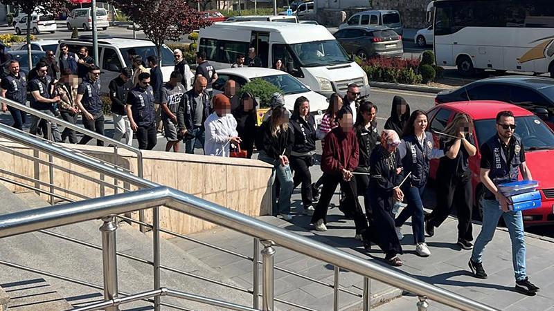 'Yasa dışı bahis' operasyonunda gözaltına alınan şüphelilerden 34'ü adliyedeNevşehir merkezli 28 ilde eş zamanlı düzenlenen 'yasa dışı bahis' operasyonunda gözaltına alınan 91 şüpheliden 34'ü, adliyeye sevk edildi.