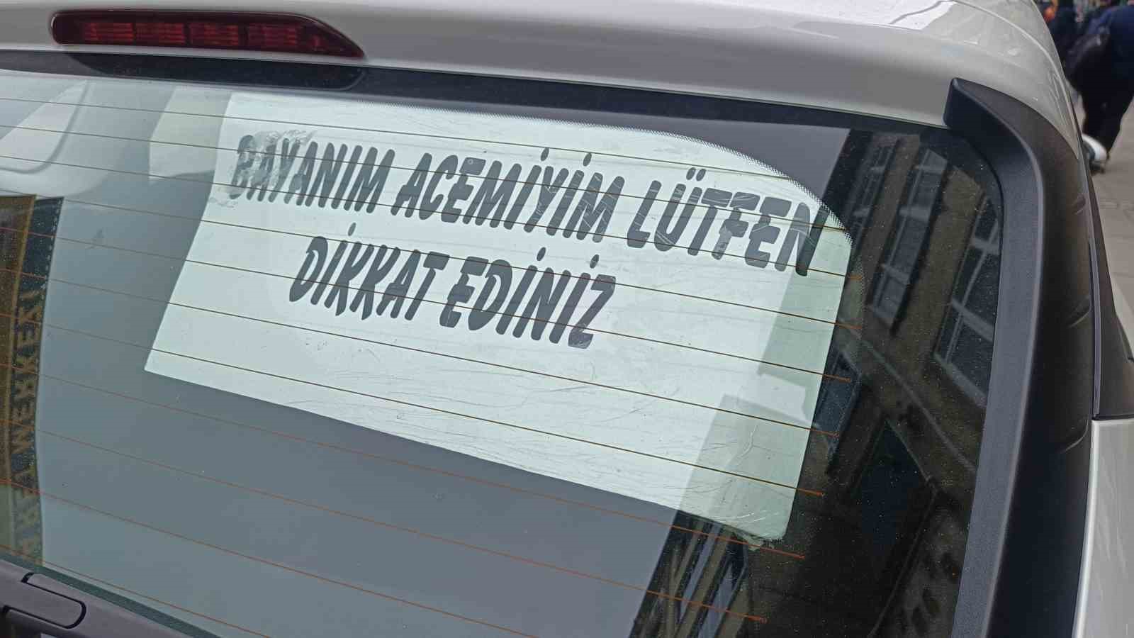 Acemi sürücünün arka cam yazısı dikkat çekti
