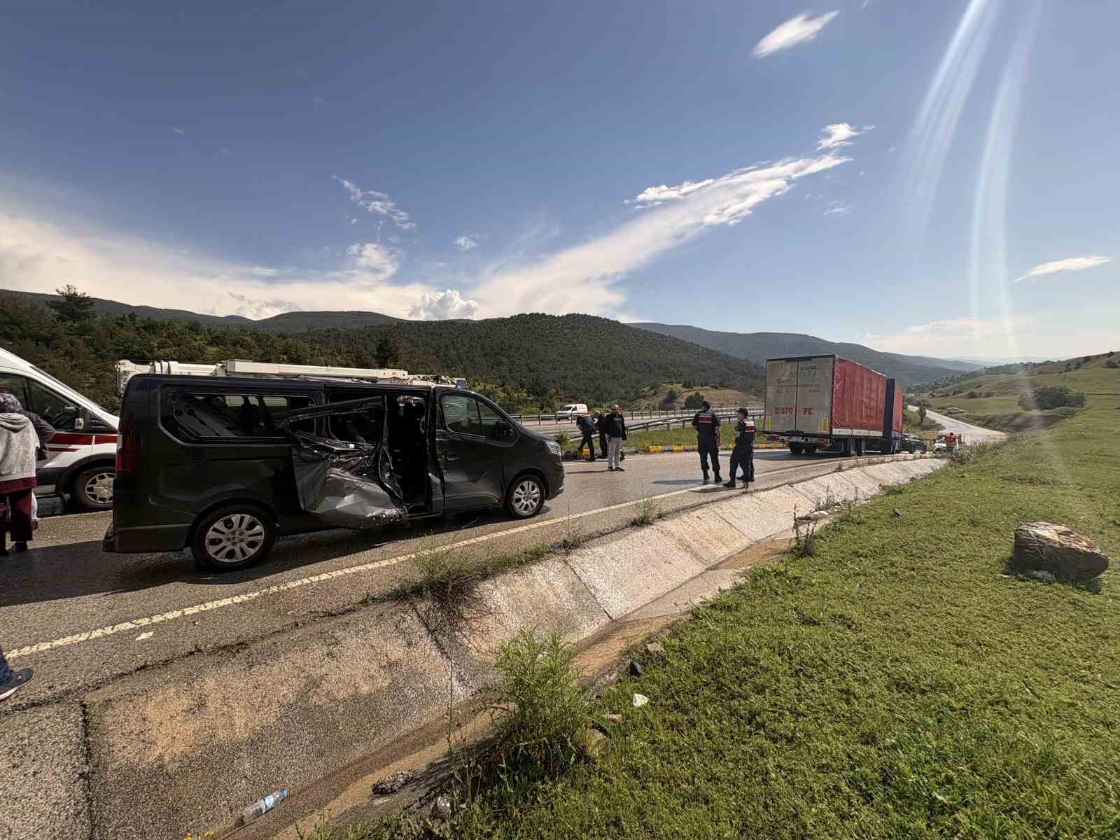 D100’de kayan kamyonun çarptığı minibüsteki 5 kişi yaralandı