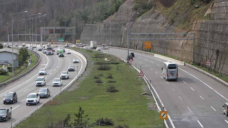 Bolu Dağı Tüneli'nden bayram tatilinde 1 milyon 51 bin 507 araç geçtiAnkara ile İstanbul arasındaki önemli geçiş güzergahı olan Bolu Dağı Tüneli'nden, Kurban Bayramı tatilinde 1 milyon 51 bin 507 araç geçiş yaptı.