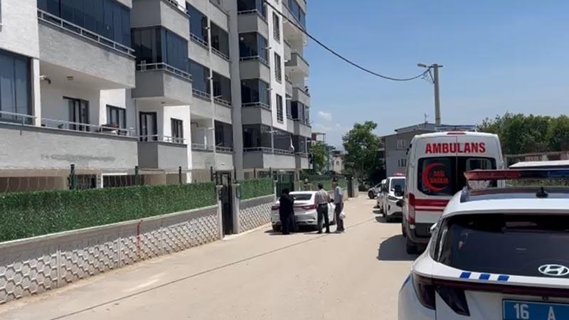 Tartıştığı eşini 10 yaşındaki oğlunun gözü önünde öldürdüBursa'da Zafer Güngür (31), tartıştığı eşi Müjde Güngür'ü (29) 10 yaşındaki oğlunun gözü önünde tek bıçak darbesiyle öldürdü.