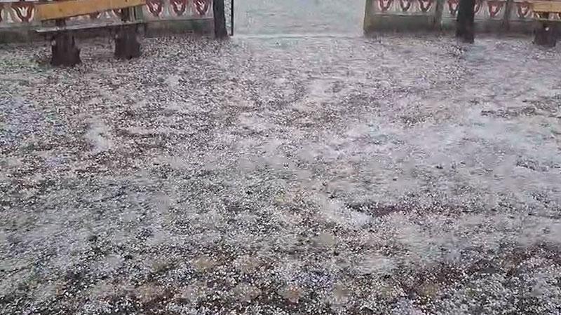 Ordu'da dolu yağışı etkili olduOrdu'nun Akkuş ilçesinde haziran ayında dolu yağışı etkili oldu. Yağış sonrası sokak ve caddeler beyaza büründü.