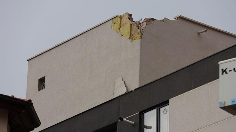 5 katlı apartmanın çatısına yıldırım düştüAmasya’da etkili olan sağanak sırasında 5 katlı bir apartmanın çatısına düşen yıldırım binaya zarar verdi.