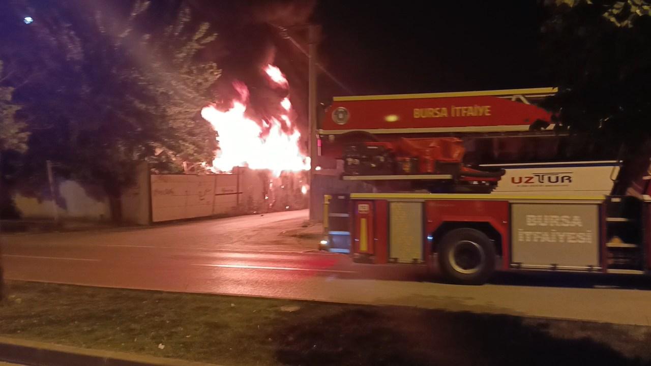 Bursada geri dönüşüm tesisinde yangın çıktı