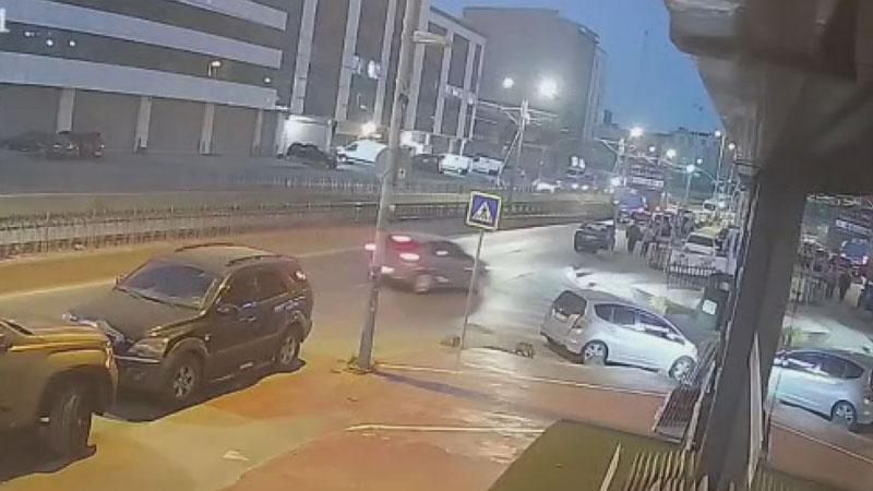 Sultangazi'de otomobil aydınlatma direğine çarptı; sürücü ve yanındaki kişi kaçtı