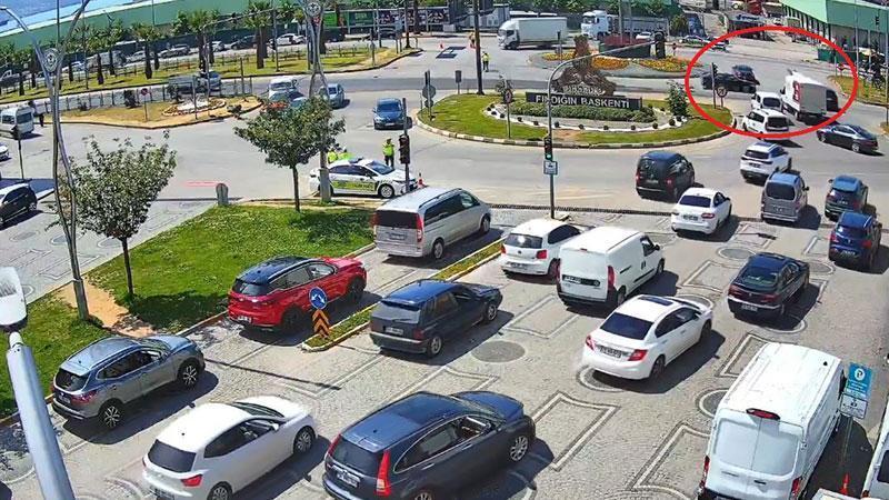 İki otomobilin çarpıştığı kaza kamerada; 4 yaralıGiresun'da 2 otomobilin çarpışması sonucu 4 kişi yaralandı. Yeniden Refah Partisi Genel Başkan Yardımcısı Osman Gezgin'in de yaralandığı kaza, güvenlik kamerasına yansıdı.