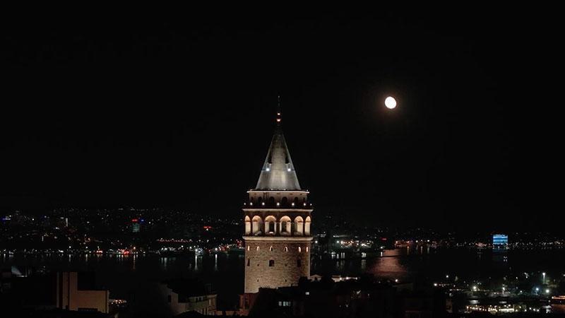 İstanbul’da dolunay seyirlik manzara oluşturduİstanbul’da görülen dolunay, kentte seyirlik görüntüler oluşturdu.
