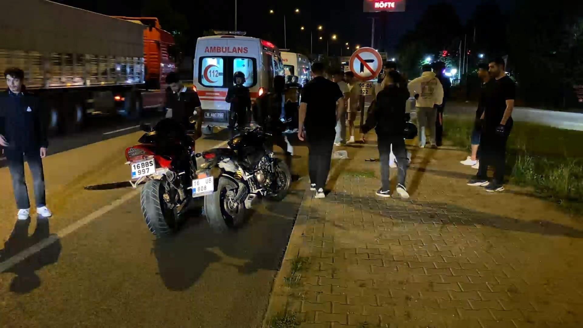 Kontrolden çıkan motosiklet, emniyet şeridindeki 2 motosiklete çarptı; 3 yaralıBursa'nın İnegöl ilçesinde sürücüsünün kontrolünden çıkan motosikletin emniyet şeridinde bekleyen 2 motosiklete çarptığı kazada 3 kişi yaralandı.