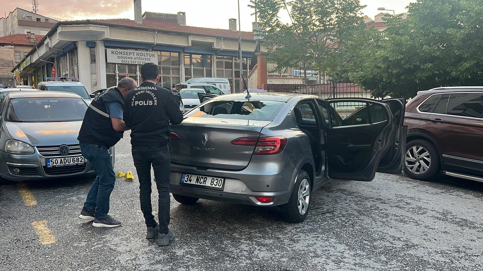 Nevşehir’de silahlı kavga sonrası kaçan 2 şüpheli yakalandıNevşehir'de iki grup arasında çıkan silahlı kavga sonrasında kaçan 2 şüpheliden biri AVM’nin otoparkındaki bir aracın altında, diğeri ise otobüsle Kayseri’ye gittiği sırada yakalandı.