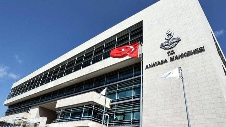AYM, 'süresiz nafaka' düzenlemesini iptal ettiAnayasa Mahkemesi (AYM), boşanan eşe süresiz nafaka ödenmesine ilişkin düzenlemeyi iptal etti.