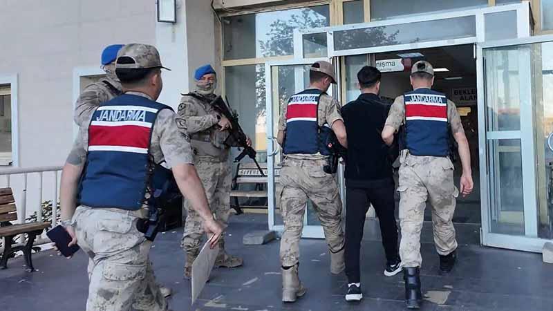 Şanlıurfa ve Bursa'da uyuşturucu operasyonları: 129 tutuklamaİçişleri Bakanlığı, Şanlıurfa ve Bursa’da uyuşturucu madde satıcılarına yönelik jandarma tarafından düzenlenen operasyonlarda 135 şüphelinin yakalandığını, 129'unun tutuklandığını duyurdu.