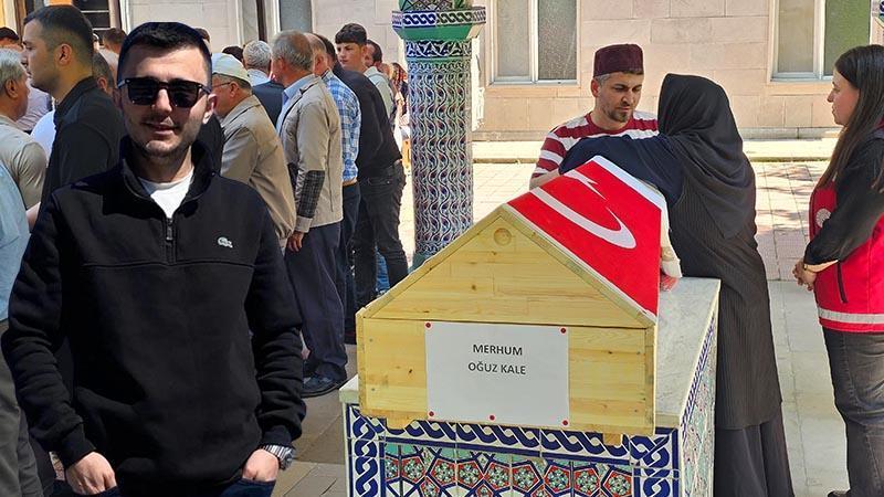 Düştüğü Kelkit Çayı’nda 7 gün sonra cesedi bulunan Oğuz toprağa verildiTokat'ın Erbaa ilçesinde Kelkit Çayına düşüp kaybolan, aramaların 7’nci gününde cansız bedeni bulunan Oğuz Kale (26), toprağa verildi.