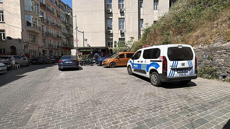 Beyoğlu’nda otopark çalışanına silahlı saldırıBeyoğlu’nda otoparkta çalışan Polat Y. (24), arkasından gelen bir kişinin silahlı saldırısına uğradı. Ayağından yaralanan Polat Y. hastaneye kaldırılırken şüpheli kaçtı.
