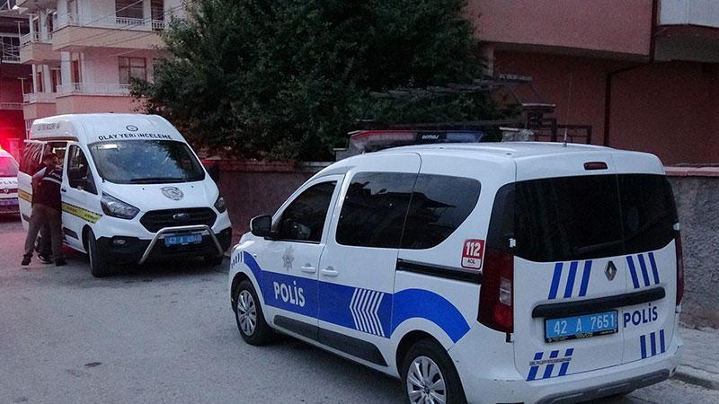 Uzaklaştırma kararı olan koca, çocuklarının gözü önünde eşini boynundan bıçakladı