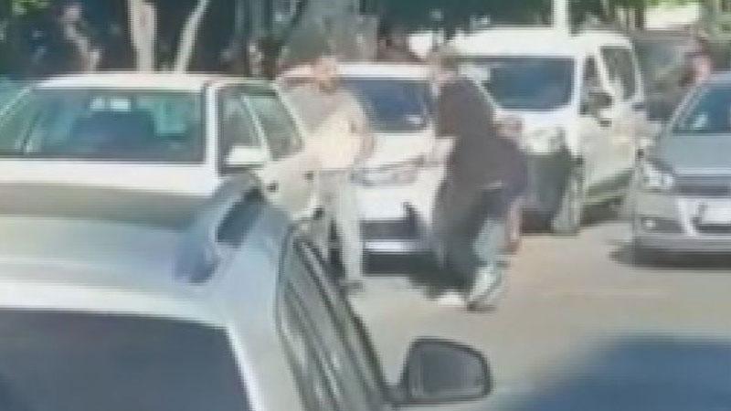 Sultangazi'de trafik kazasının ardından çıkan bıçaklı kavga kamerada: 1 ölü, 2 yaralı