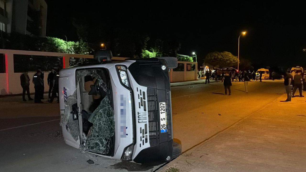 Eskişehir'de servis aracı devrildi: 7 yaralı