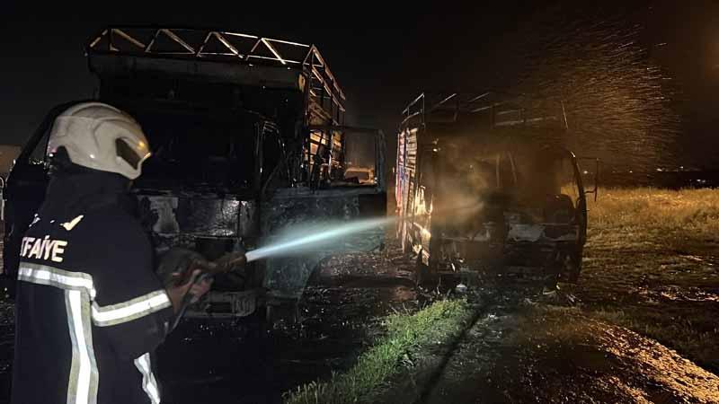 Kayseri'de kundaklandığı iddia edilen 2 kamyon yandı