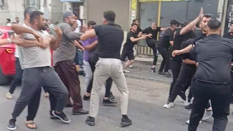 Aydın’da esnaflar ile vatandaşlar arasındaki kavga kamerada: 1’i polis 5 yaralıAydın’ın Efeler ilçesinde, esnaflar ile yoldan geçen vatandaşlar arasında çıkan kavgada 1’i polis 5 kişi yaralandı. Yaşanan kavga, cep telefonu kamerasıyla kaydedildi.