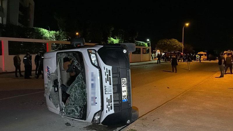 Eskişehir’de otomobilin çarptığı işçi servisi devrildi: 7 yaralıEskişehir’in Odunpazarı ilçesinde otomobilin çarptığı işçi servis minibüsünün devrildiği kazada 7 kişi yaralandı.