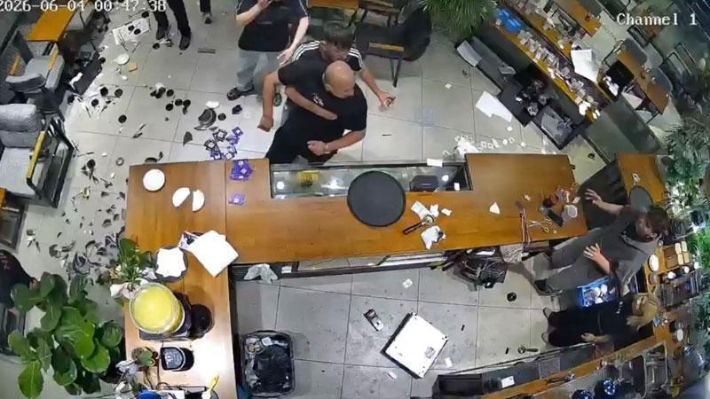 Avcılar'da baristaya sarkıntılık iddiası; kafeyi dağıtıp çalışana saldırdı: 'Kafamda cam parçaları vardı'