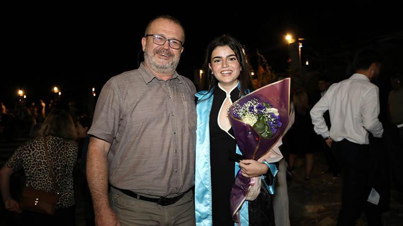 60 kişilik bölümünün tek kadın öğrencisi Bahar'ın mezuniyet sevinci