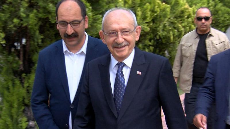 Kılıçdaroğlu'ndan 'grup toplantısı' açıklamasıCHP Genel Başkanı Kemal Kılıçdaroğlu, 'CHP Grup Toplantısı'nda sizi görecek miyiz' sorusuna "Elbette" dedi.