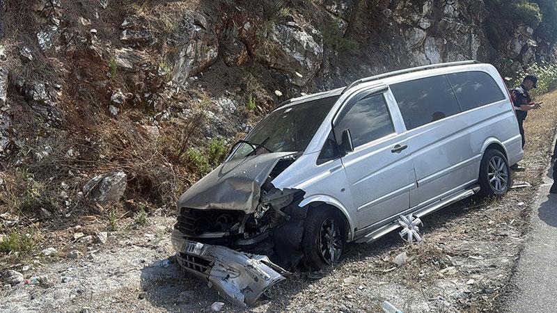 Bodrum’da otomobil ile minibüs çarpıştı: 6 yaralıMuğla'nın Bodrum ilçesinde sürücüsünün kontrolünü yitirdiği otomobilin, karşı şeride geçerek minibüsle çarpışması sonucu 6 kişi yaralandı.