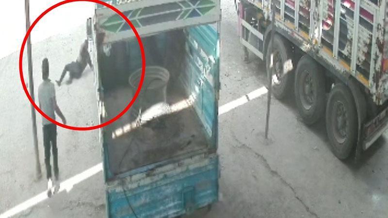 Hava basılan traktör lastiği patladı, 2 işçinin yaralandığı o anlar kameradaSiirt'in Kurtalan ilçesinde hava basılan traktör lastiğinin patlaması soncu 2 işçi yaralandı. İşçilerin patlamanın etkisiyle savrulduğu anlar güvenlik kamerasına yansıdı.