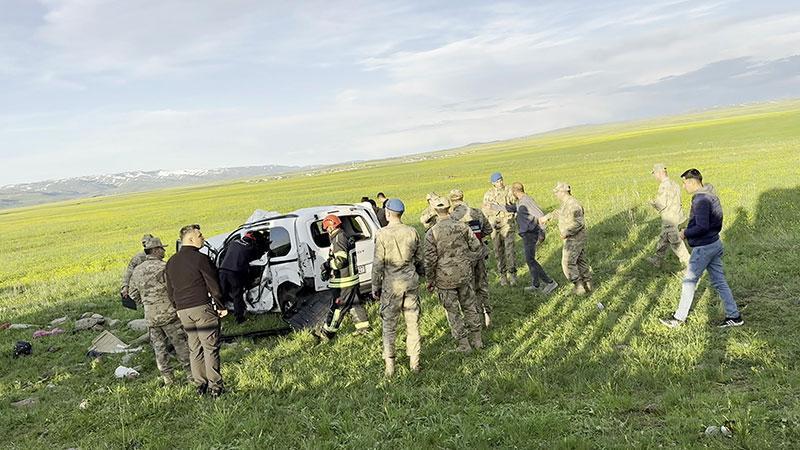 Hafif ticari araç takla attı; 1’i bebek 3 ölü, 4 yaralıErzurum’da sürücüsünün kontrolünü kaybettiği hafif ticari aracın takla atması sonucu 1'i bebek 3 kişi öldü, 4 kişi de yaralandı.