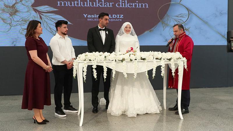 İstanbul'da nikah salonlarında '06.06.2026' yoğunluğuEvlilik günlerini özel kılmak isteyen çiftler, '06.06.2026' tarihinde masaya oturmak için nikah saraylarında yoğunluk oluşturdu.
