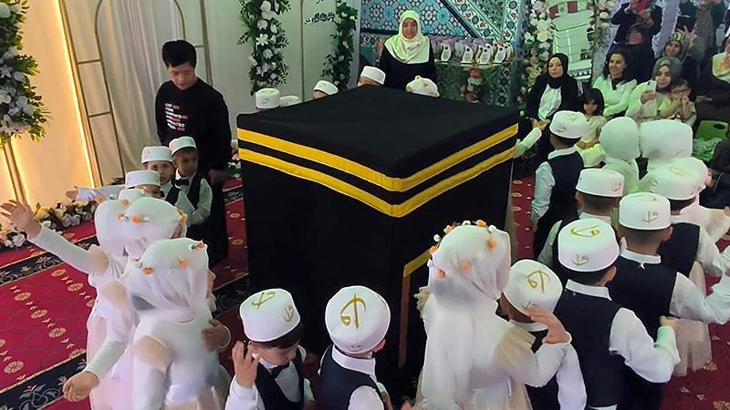 Kabe maketine sarılıp, ‘Allah’ım, beni o memlekete götür’ diye dua ederek gözyaşı döktü