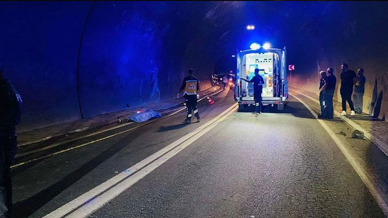 Tünelde otomobil ile motosiklet çarpıştı; 1 ölü, 2 yaralıArtvin’de tünelde otomobil ile motosiklet çarpışması sonucu Asım Özdemir (26) hayatını kaybetti, 2 kişi de yaralandı.
