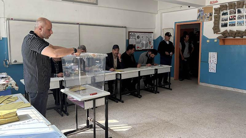 Tokat’ta 4 beldede 5 bin 682 seçmen sandık başındaTokat’ta belde statüsüne kavuşan 4 yerleşim yerinde belediye başkanı ve meclis üyelerini belirlemek için 5 bin 682 seçmen sandık başına gidiyor. Beldelerde oy kullanma işlemi 08.00 itibarıyla başladı.