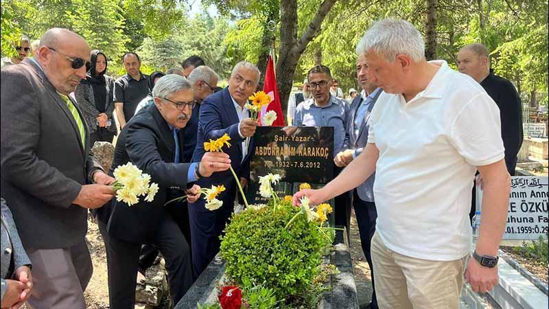 Şair ve yazar Abdurrahim Karakoç, vefatının 14'üncü yıl dönümünde kabri başında anıldı