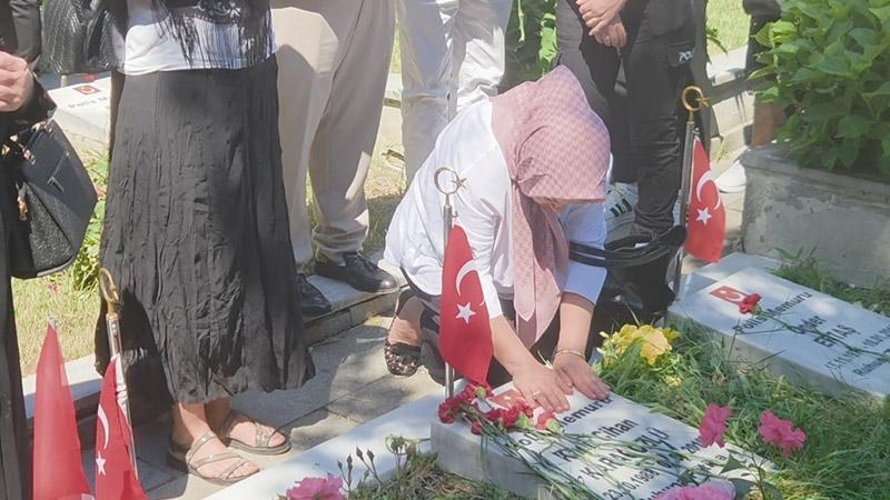 Vezneciler şehitleri terör saldırısının 10'uncu yılında anıldıFatih Vezneciler'de 2016'da Çevik Kuvvet araçlarının geçişi sırasında PKK'lı teröristlerce düzenlenen bombalı saldırıda şehit olan polisler, Edirnekapı Şehitliği'nde düzenlenen törenle anıldı.