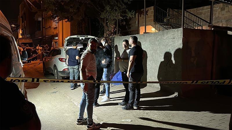Alacak verecek kavgasında kendisini tabancayla yaralayan kardeşini bıçaklayarak öldürdüAdana’da Muhammet Palaz, alacak verecek kavgasında kendisini tabancayla kasığından yaralayan kardeşi Ercan Palaz'ı (49) bıçaklayarak öldürdü.