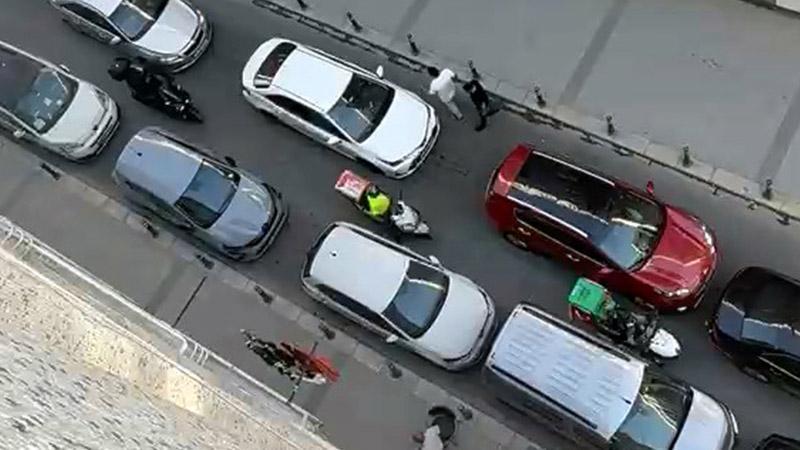 Avcılar'da kazaya neden olan sürücüye tepki; otomobile yumruk attılar