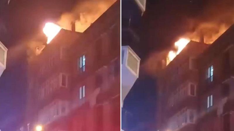 Esenyurt’ta 4 katlı binanın çatısı alev alev yandıEsenyurt’ta 4 katlı bir binanın çatısında yangın çıktı. Çatıyı saran alevler, itfaiye ekipleri tarafından söndürdü.