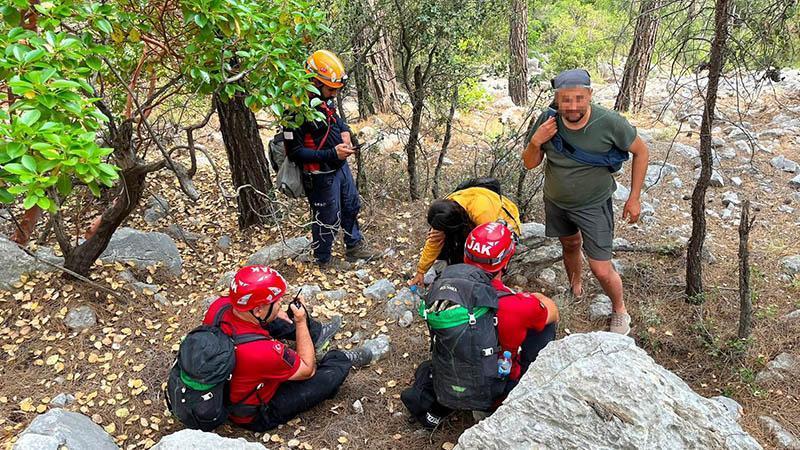 Dağda kaybolan 2 arkadaş, 10 saatlik operasyonla bulunup, kurtarıldı