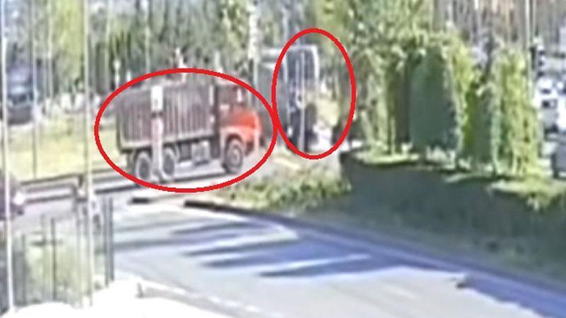 Kamyon ile tramvayın çarpışması kamerada; 5 yaralıKayseri’de kamyon ile tramvayın çarpışması sonucu 5 kişinin yaralandığı kaza, güvenlik kamerasına yansıdı.